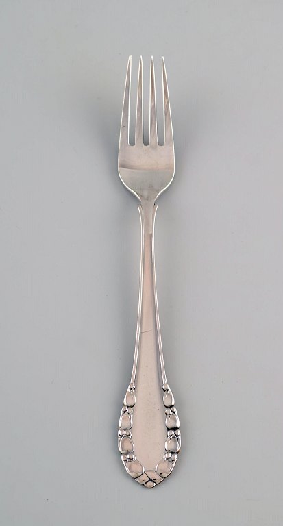 Tidlig Georg Jensen Liljekonval middagsgaffel i sølv (830). Dateret 1915-1930. 
15 styk på lager.
