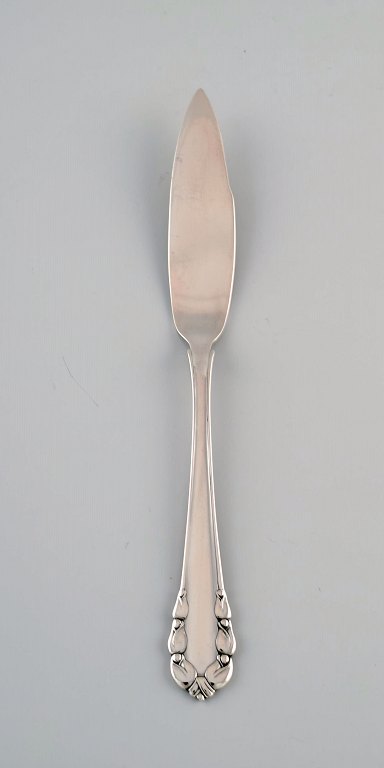 Tidlig Georg Jensen Liljekonval fiskekniv i helsølv (830). Dateret 1915-1930. 
Fem styk på lager.
