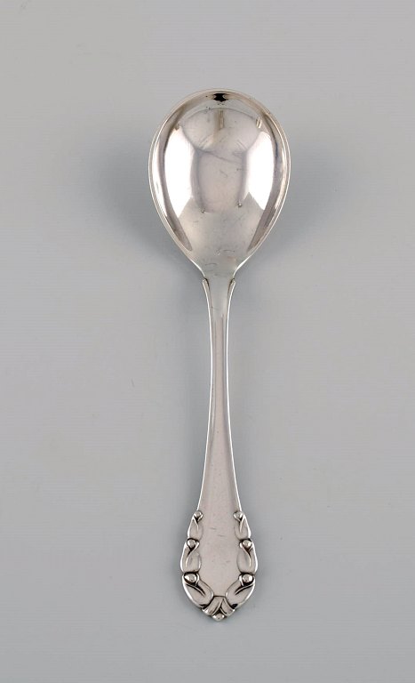 Tidlig Georg Jensen Liljekonval barneske i sølv (830). Dateret 1915-1930.
