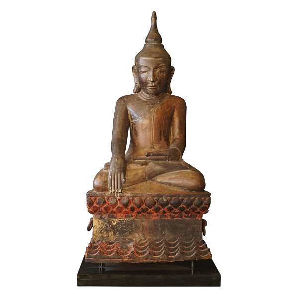 Buddhafigur. Stor siddende Buddha udskåret i træ med rester af forgyldninger. 
Buddhaen stammer fra Myanmar 18.århundrede 
Hullet bag til er beregnet til offergaver
Fremstår i flot stand.
H: 117cm. B: 58cm. D: 46cm
