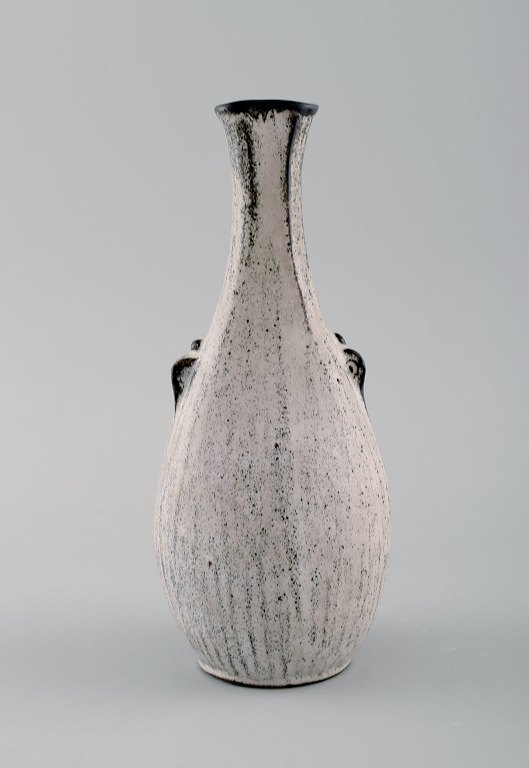 Svend Hammershøi for Kähler, HAK. Vase i glaseret stentøj. Smuk gråsort 
dobbeltglasur. 1930/40