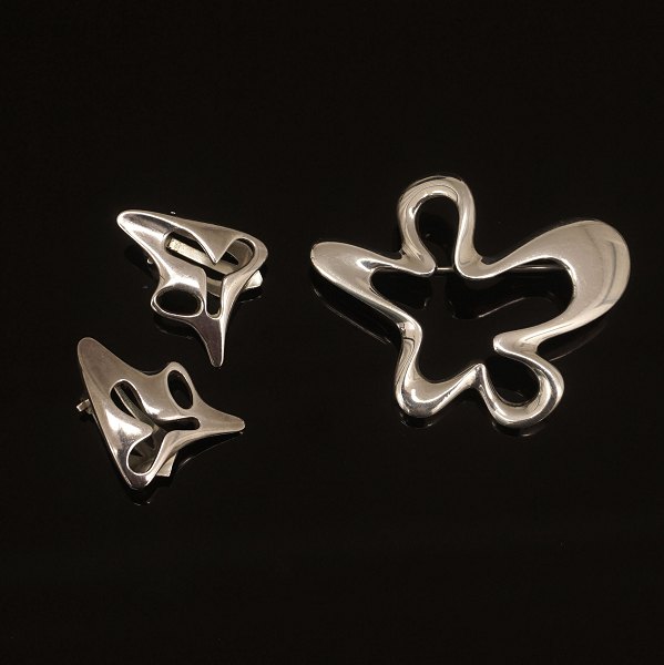 Henning Koppel for Georg Jensen sterlingsilver brooch and earclips. #119 & 321. 
Size brooch: 4,6x3,5cm. Earclips: 2,7x1,9cm