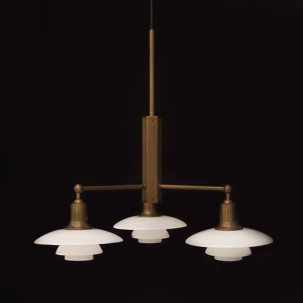 Poul Henningsen: Deckenlecuhter. Hergestellt von Louis Poulsen. H: 57cm. D: 57cm