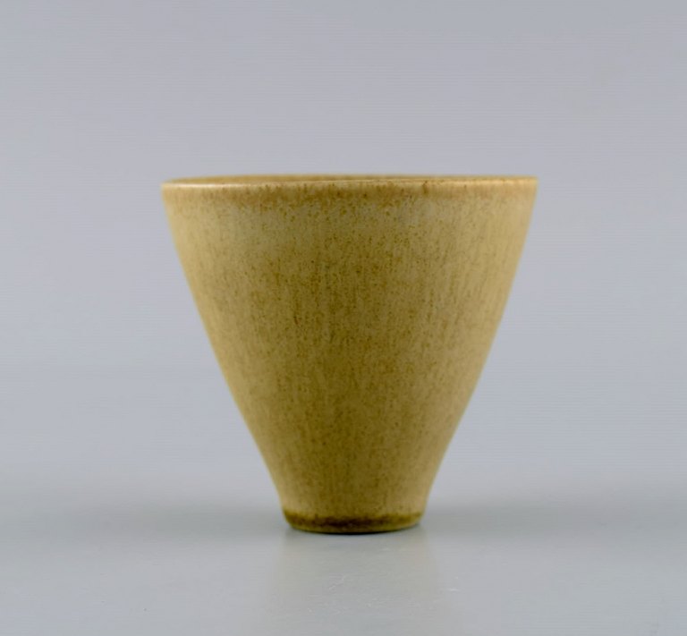 Stig Lindberg (1916-1982) for Gustavsberg. Vase i glaseret keramik. Smuk glasur 
i lyse jordnuancer. Midt 1900-tallet.
