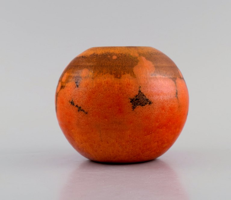 Pieter Groeneveldt (1889-1982), hollandsk keramiker. Rund unika vase i glaseret 
keramik. Smuk glasur i orange nuancer. Midt 1900-tallet.
