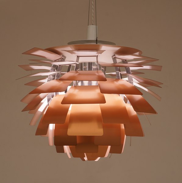 PH Artichoke in Kupfer. Durchmass 60cm. Hergestellt von Louis Poulsen. Design 
von Poul Henningsen 1957-59