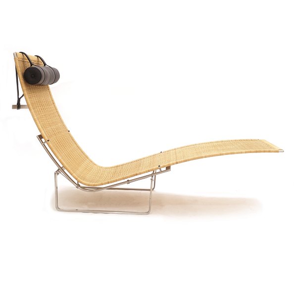 Poul Kjærholm PK24 Chaielong / Hammock Chair. Stahl und Peddigrohr. Kissen aus 
schwarzem Leder. Hergestellt von Fritz Hansen. Design aus dem Jahre 1965. Guter 
Zustand. H: 88cm. L: 150cm. B: 69cm