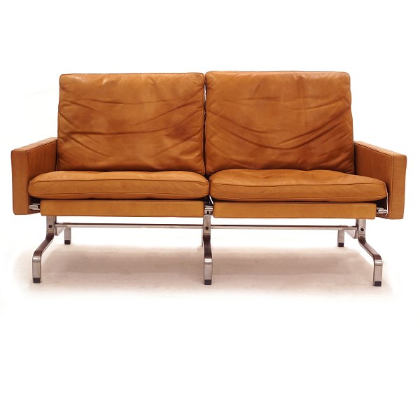 Poul Kjærholm PK31/2 topersoners sofa betrukket med brunt patineret læder. 
Fremstillet af Fritz Hansen. H: 70cm. L: 137cm. D: 76cm