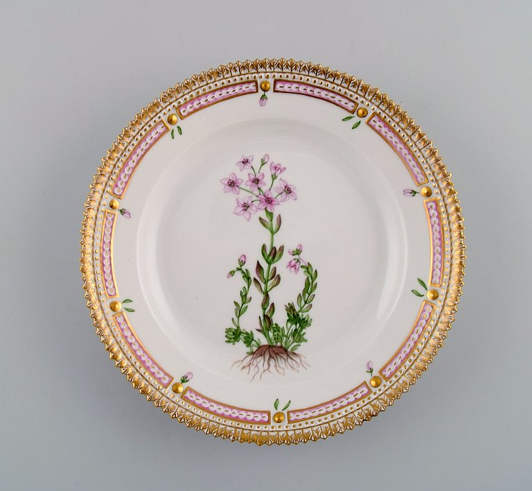 Royal Copenhagen Flora Danica salattallerken i håndmalet porcelæn med blomster 
og gulddekoration. Modelnummer 20/3573.  
