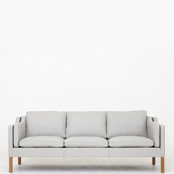 Børge MogensenBM 2213 - Nybetrukket 3 pers. sofa i en beskyttet anilin-læder (Shade, farve Light Concrete). KLASSIK tilbyder sofaen i tekstil og læder efter eget valg. Kontakt os venligst for mere information.Leveringstid: 6-8 ugerNy-restaureret