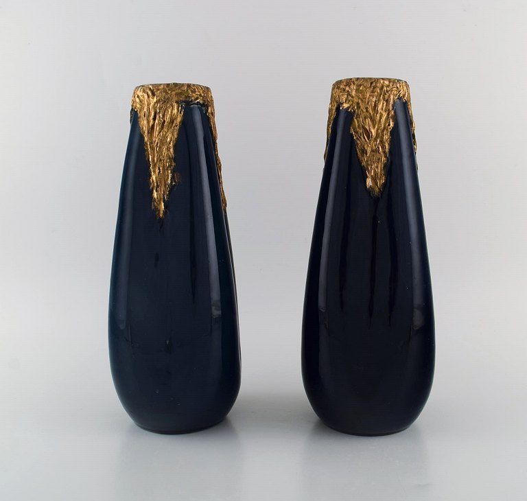 Pierre Perret for Vallauris. Et par antikke vaser i glaseret keramik. Smuk 
glasur i dybe blå nuancer og håndmalet gulddekoration. Tidligt 1900-tallet. 
