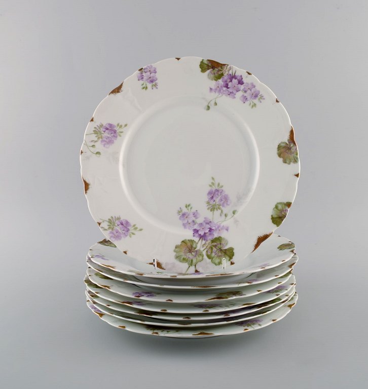 Rosenthal, Tyskland. Otte Iris middagstallerkener i håndmalet porcelæn med 
blomster og gulddekoration. 1920