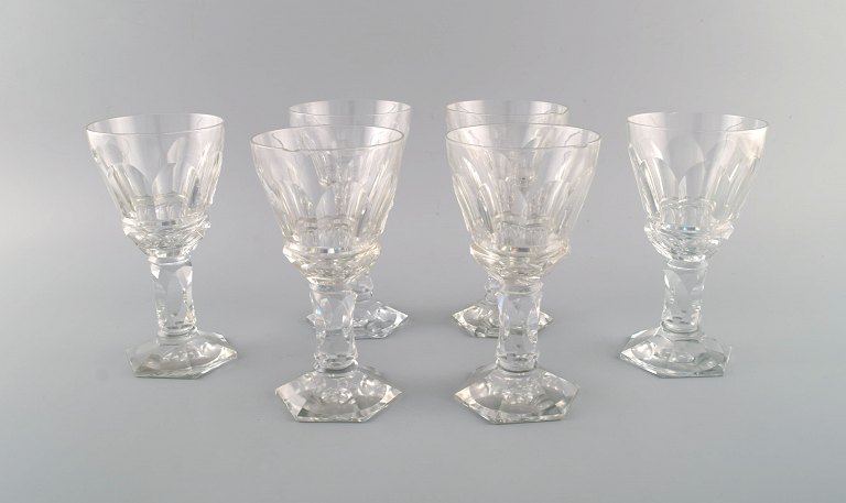 Baccarat, France. Six art deco red wine glasses in clear mouth-blown crystal 
glass. 1930s.
