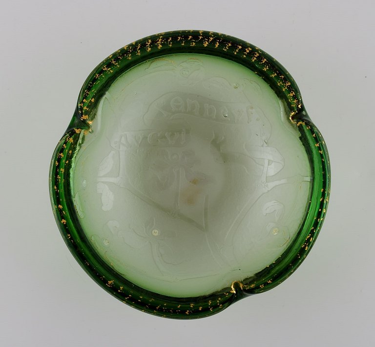 Daum Nancy, Frankrig. Art nouveau skål i grønt mundblæst kunstglas. Blomster i 
relief og håndmalet gulddekoration. Ca. 1900.
