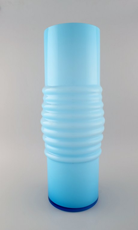 Per-Olof Ström for Alsterfors. Stor vase i lyseblåt mundblæst kunstglas. 
1960