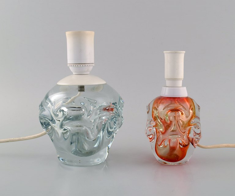 Skandinavisk glaskunstner. To bordlamper i mundblæst kunstglas. Midt 
1900-tallet.
