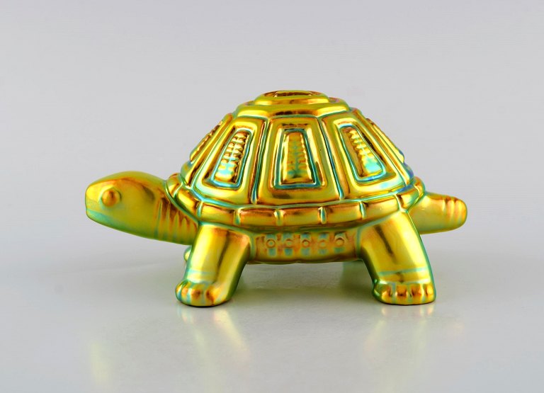 Judit Nádor (1934-2016) for Zsolnay. Turtle in glazed ceramics. Beautiful eosin 
glaze. 1970s.
