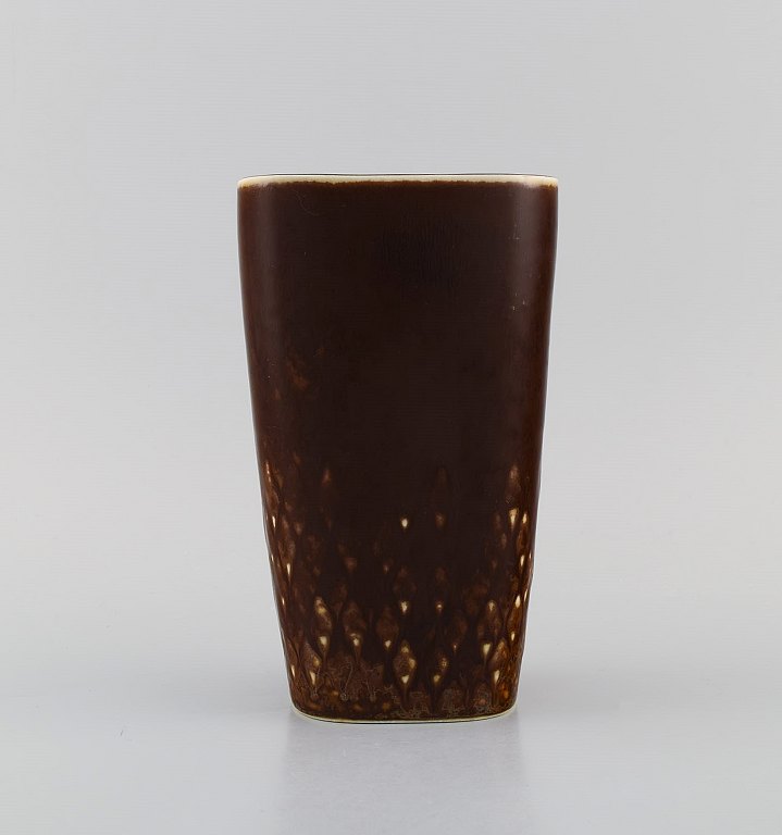 Carl Harry Stålhane (1920-1990) for Rörstrand. Vase i glaseret keramik med 
ternet design. Smuk glasur i brune nuancer. Midt 1900-tallet.
