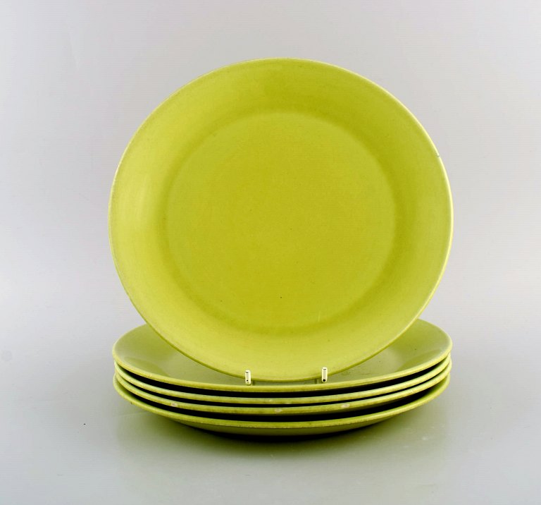 Stig Lindberg for Gustavsberg. Fem Spisa-Legum middagstallerkener i glaseret 
porcelæn. 1960