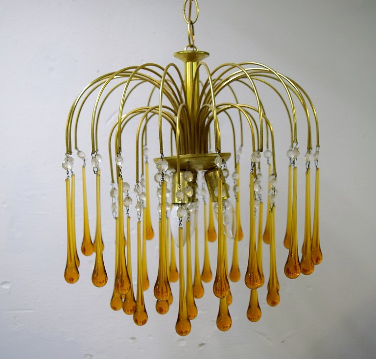 Stor og imponerende Murano lysekrone / loftlampe. Stel i messing med lange 
dråber i ravfarvet mundblæst kunstglas. Italiensk design, 1960/70