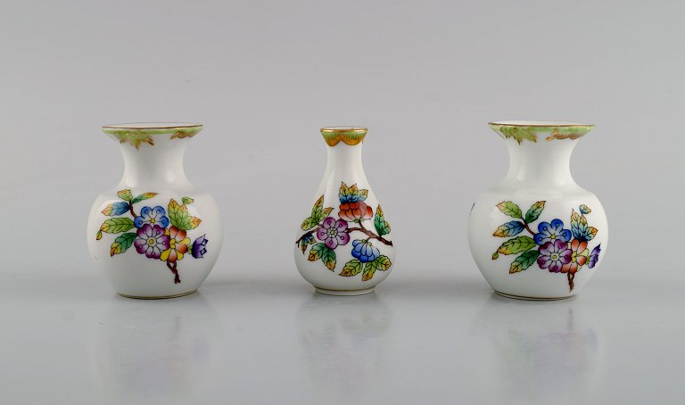 Tre Herend porcelænsvaser med håndmalede blomster og sommerfugle. Midt 
1900-tallet.
