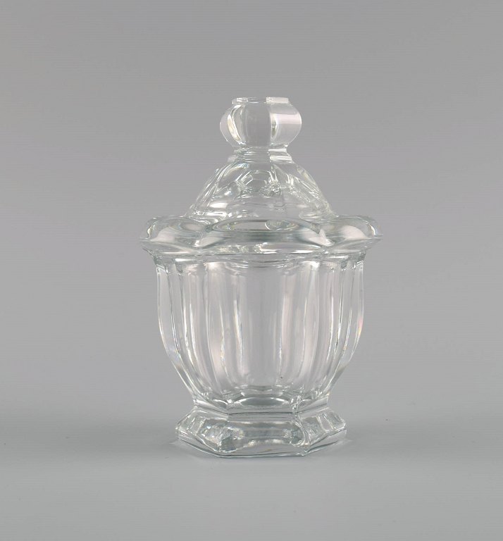 Baccarat, Frankrig. Art deco lågkrukke i klart kunstglas. 1930/40