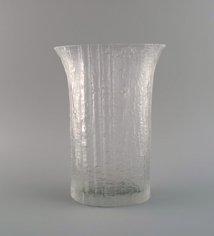 Timo Sarpaneva for Iittala. Vase in clear mouth blown art glass. Finnish design, 
1960s.
