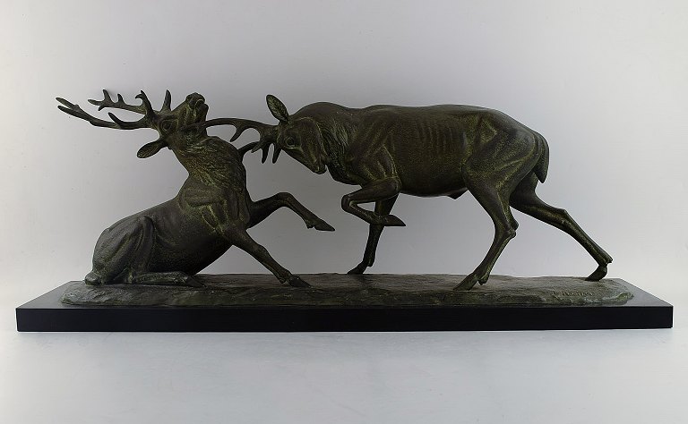 Irénée Rochard (1906-1984), Frankrig. Kolossal skulptur i patineret bronze på 
marmorbase. Kæmpende kronhjorte. Midt 1900-tallet.
