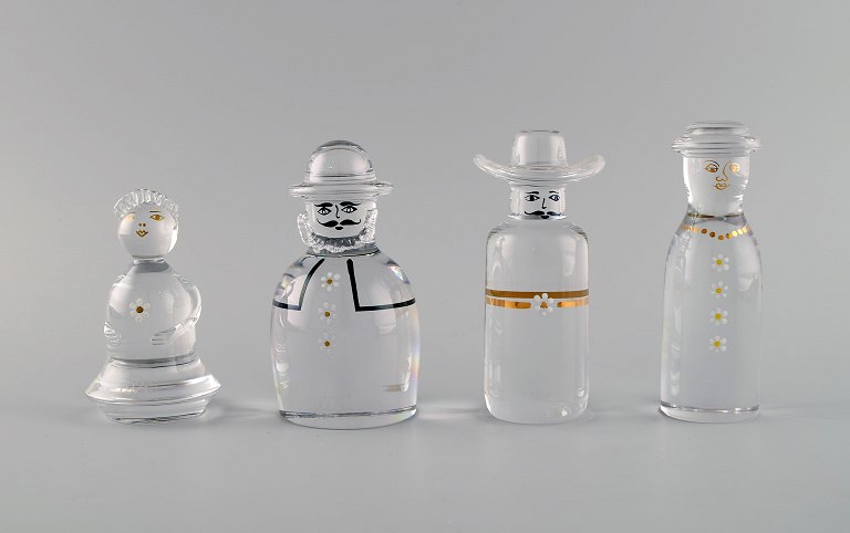 Kosta Boda, Sverige. Fire kunstglas figurer med graveret og håndmalet 
dekoration. "Familien". 1970