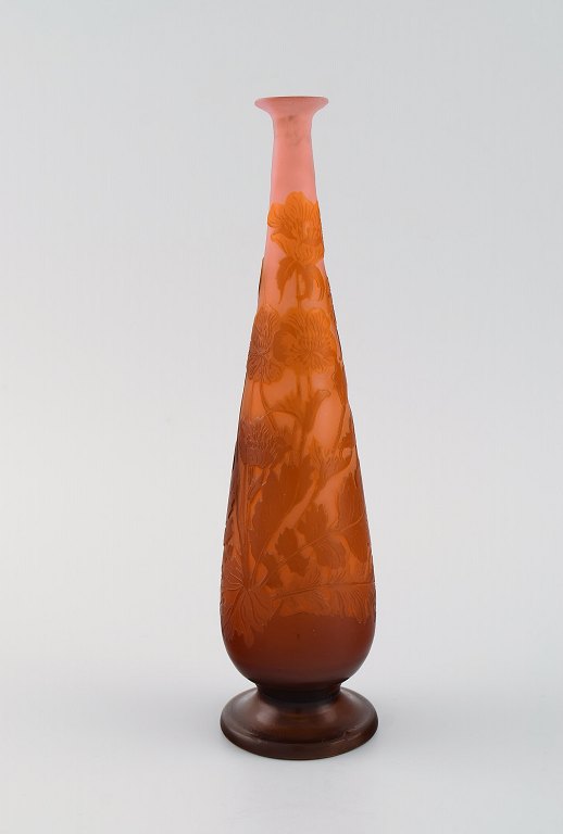 Emile Gallé vase i matteret kunstglas med orange overfang udskåret i form af 
blomster og bladværk. Tidligt 1900-tallet.
