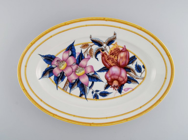 Porcelaine de Paris. "Aurore Tropicale". Serveringsfad i porcelæn dekoreret med 
blomster, granatæbler og bambus. 1980