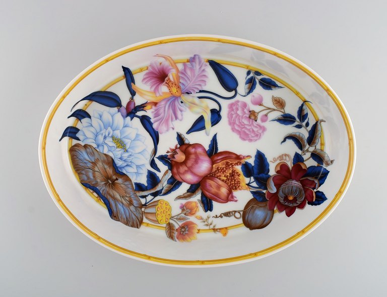 Porcelaine de Paris. "Aurore Tropicale". Stort fad i porcelæn dekoreret med 
blomster, granatæbler og bambus. 1980