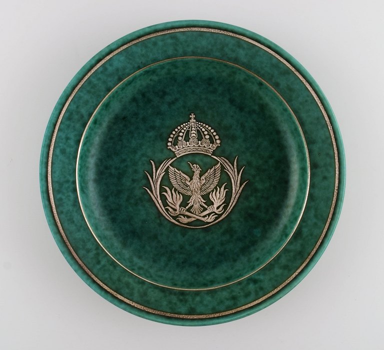 Wilhelm Kåge (1889-1960) for Gustavsberg. Argenta art deco dish in glazed 
ceramics. Beautiful glaze in shades of green with silver inlay in the shape of 
an eagle and a royal crown. Mid-20th century.
