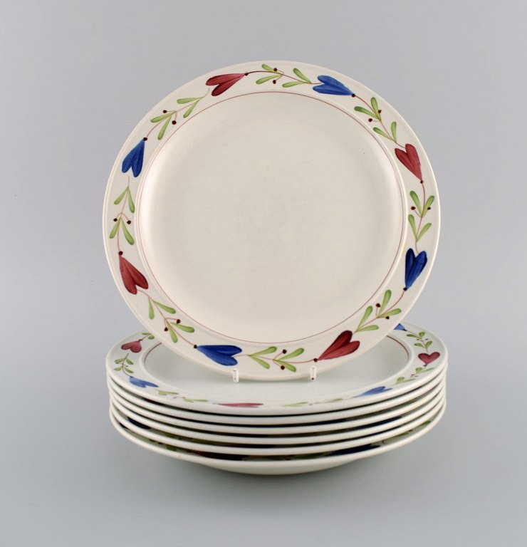 Stig Lindberg (1916-1982) for Gustavsberg. Syv Ranka porcelænstallerkener med 
håndmalede blomster og bladværk. Midt 1900-tallet.
