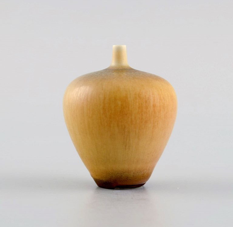 Berndt Friberg (1899-1981) for Gustavsberg Studiohand. Miniature vase i glaseret 
keramik. Smuk glasur i brune nuancer. 1960/70