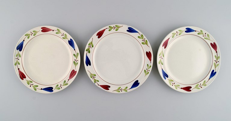 Stig Lindberg (1916-1982) for Gustavsberg. Tre Ranka porcelænstallerkener med 
håndmalede blomster og bladværk. Midt 1900-tallet.
