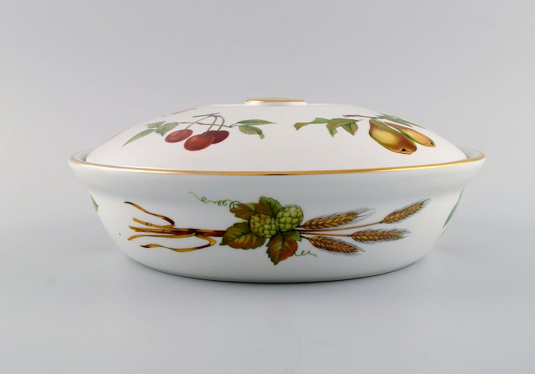 Royal Worcester, England. Evesham lågterrin i porcelæn dekoreret med frugter og 
guldkant. 1980