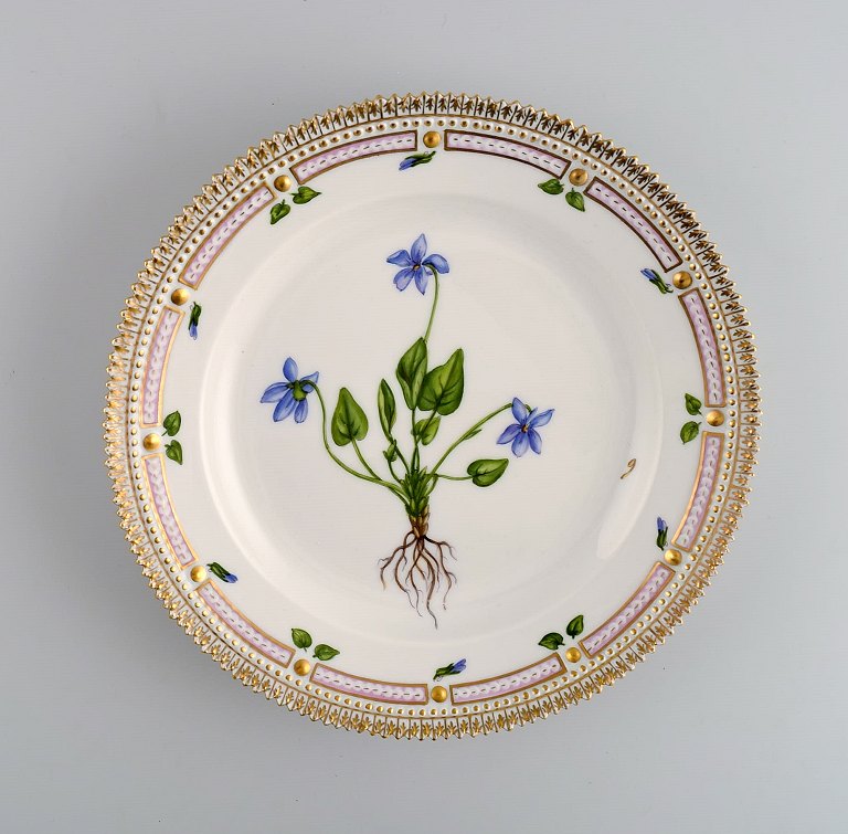 Royal Copenhagen Flora Danica frokosttallerken i håndmalet porcelæn med blomster 
og gulddekoration. Modelnummer 20/3550. 
