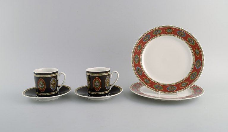 Nina Campbell for Rosenthal. Belgravia coffee service for two in porcelain 
decorated with flowers and foliage. Late 20th century.
