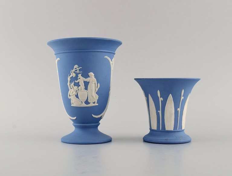 Wedgwood, England. To vaser i lyseblåt stentøj med klassicistiske scener i 
hvidt. Tidligt 1900-tallet. 
