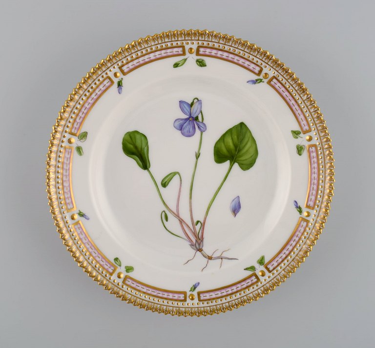 Royal Copenhagen Flora Danica salattallerken i håndmalet porcelæn med blomster 
og gulddekoration. Modelnummer 20/3573.  
