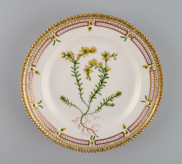 Royal Copenhagen Flora Danica salattallerken i håndmalet porcelæn med blomster 
og gulddekoration. Modelnummer 20/3573.  
