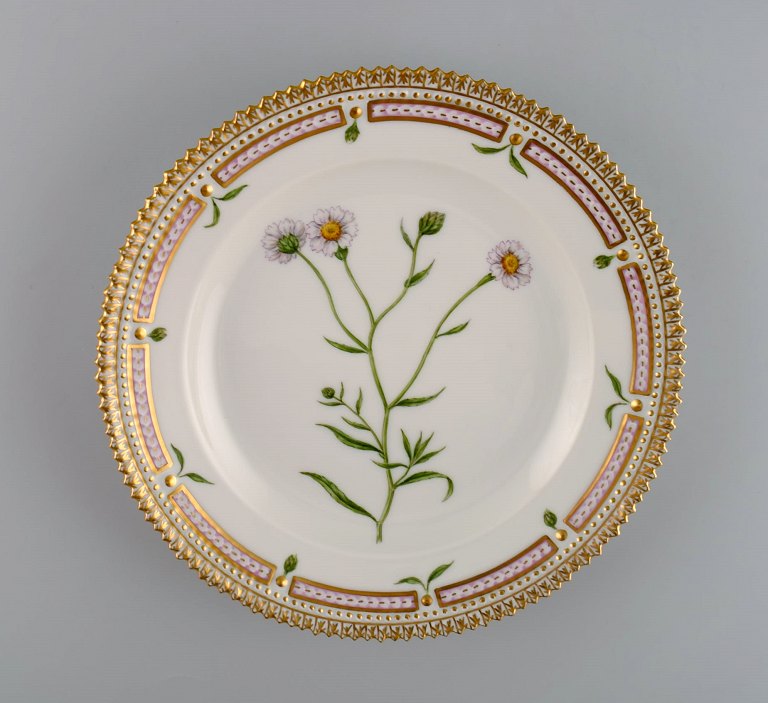 Royal Copenhagen Flora Danica salattallerken i håndmalet porcelæn med blomster 
og gulddekoration. Modelnummer 20/3573.  
