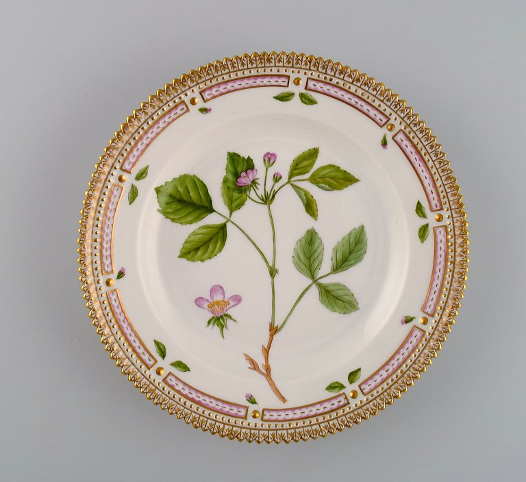 Royal Copenhagen Flora Danica salattallerken i håndmalet porcelæn med blomster 
og gulddekoration. Modelnummer 20/3573.  
