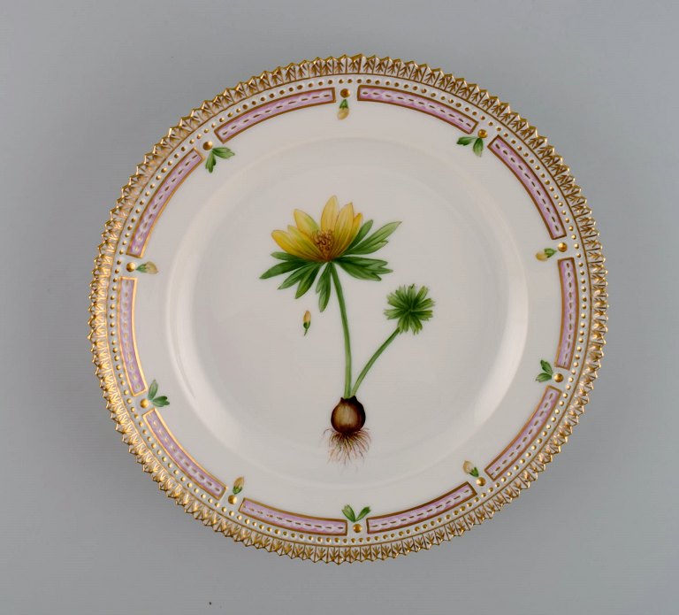 Royal Copenhagen Flora Danica salattallerken i håndmalet porcelæn med blomster 
og gulddekoration. Modelnummer 20/3573.  
