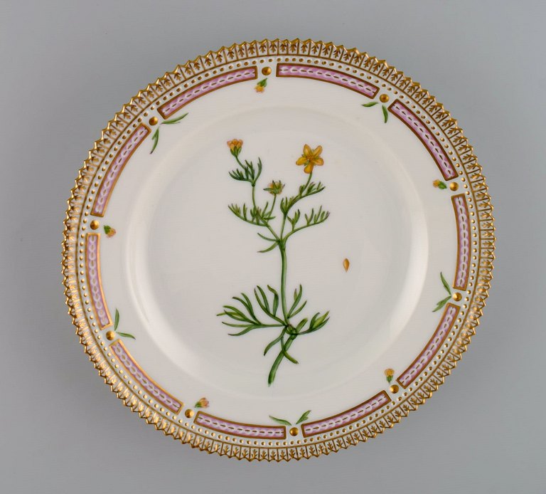 Royal Copenhagen Flora Danica salattallerken i håndmalet porcelæn med blomster 
og gulddekoration. Modelnummer 20/3573.  
