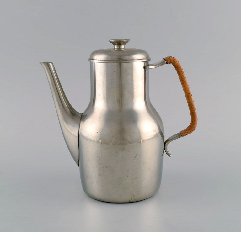 Just Andersen (1884-1943), Danmark. Art deco tin kaffekande med hank i flet. 
1940