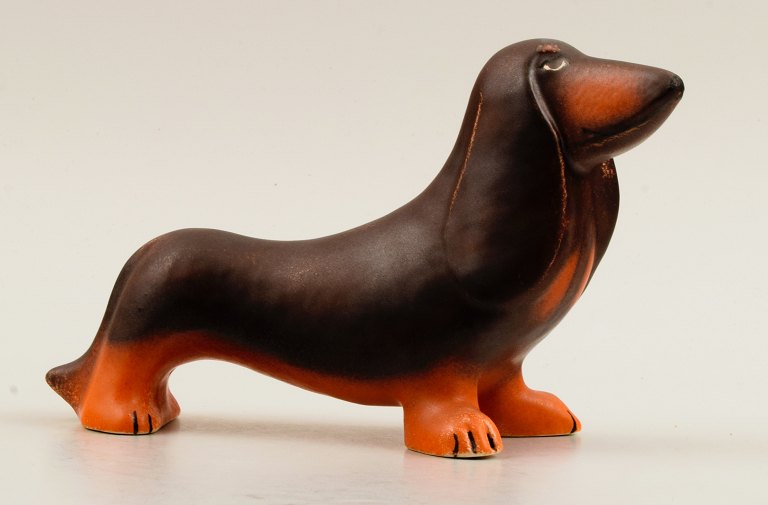 Lisa Larson for K-Studion/Gustavsberg. Gravhund i glaseret keramik. Sent 
1900-tallet.