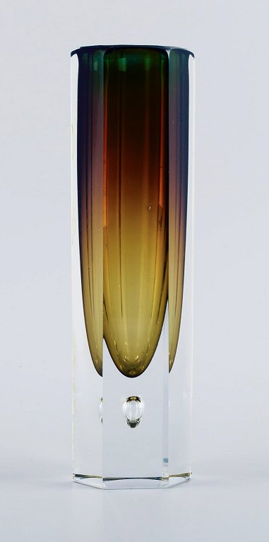 Murano, slank vase i røgfarvet mundblæst kunstglas. Italiensk design, 1960