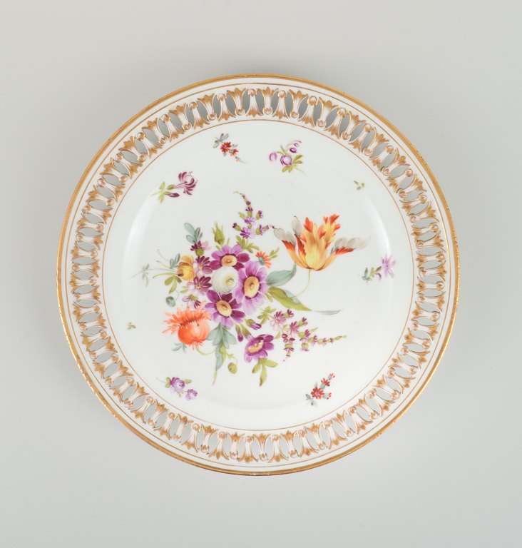 Antik Meissen gennembrudt tallerken i håndmalet porcelæn med blomster og 
gulddekoration. Sent 1800tallet.